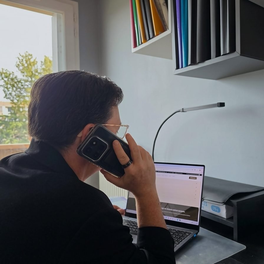Assistante commerciale au téléphone devant son ordinateur, travaillant à distance en Sarthe