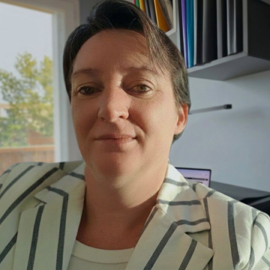 Portrait de Séverine, assistante commerciale indépendante au Mans, dans son bureau